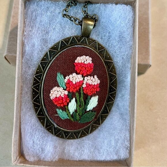 Embroidered Floral Pendant - handmade - Picture 3 of 3